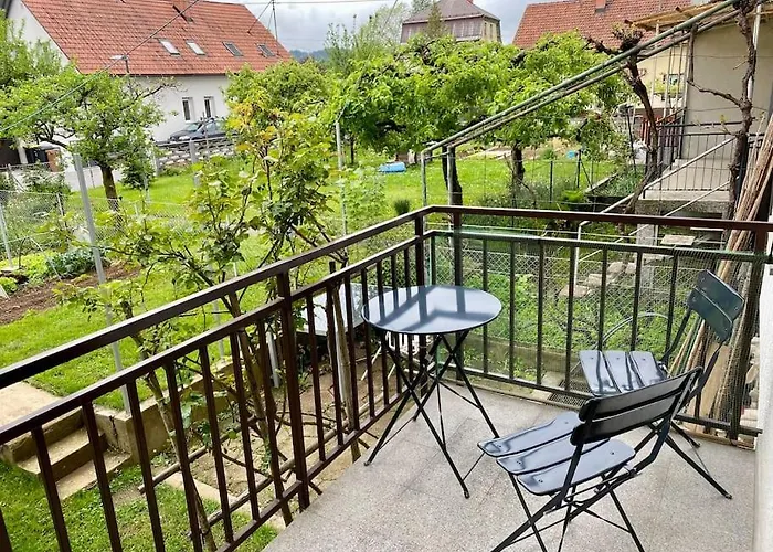 Spacious Apt In A Quiet Neighbourhood + Private Parking