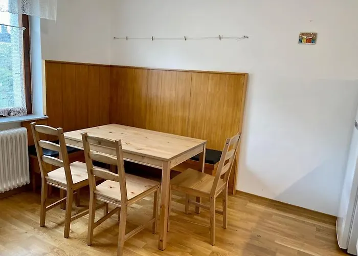 Spacious Apt In A Quiet Neighbourhood + Private Parking