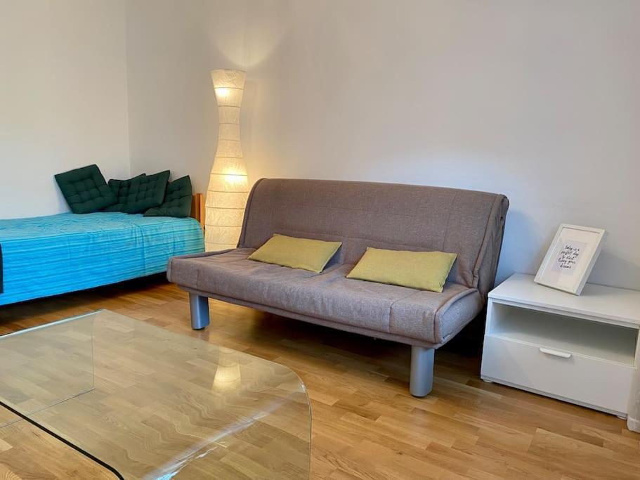 Appartement Spacious In A Quiet Neighbourhood + Private Parking *