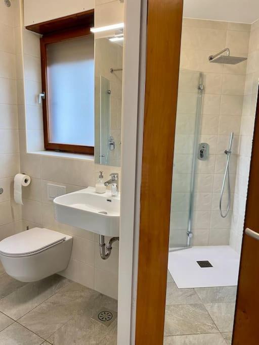 Spacious In A Quiet Neighbourhood + Private Parking