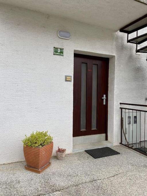 Spacious In A Quiet Neighbourhood + Private Parking Apartman