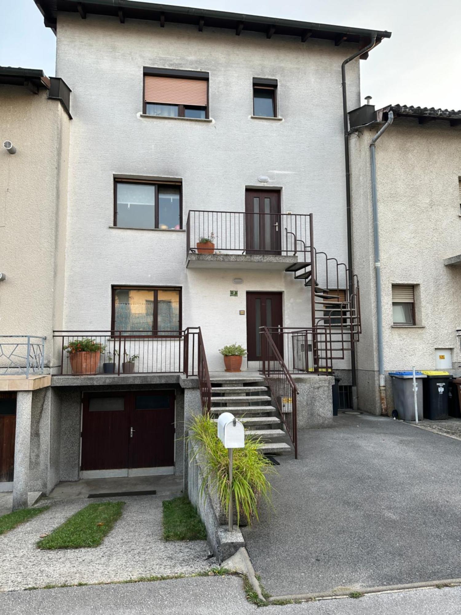 Spacious In A Quiet Neighbourhood + Private Parking Apartman